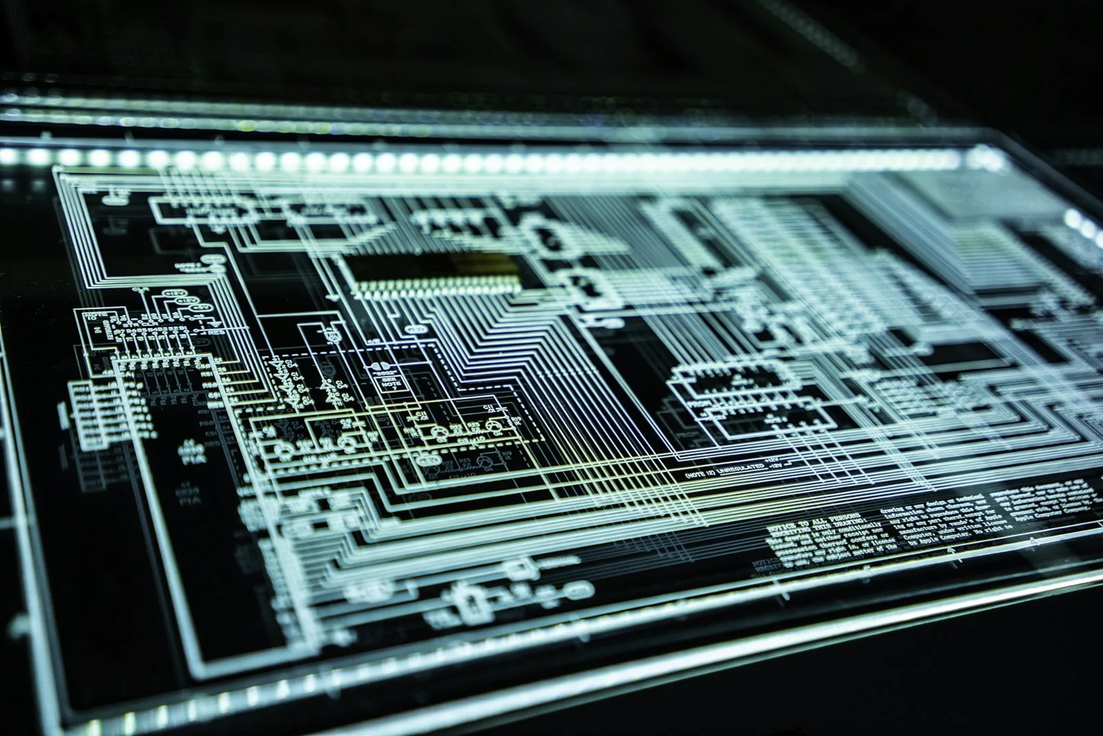Sistema tecnológico iluminado que representa automatización e inteligencia artificial