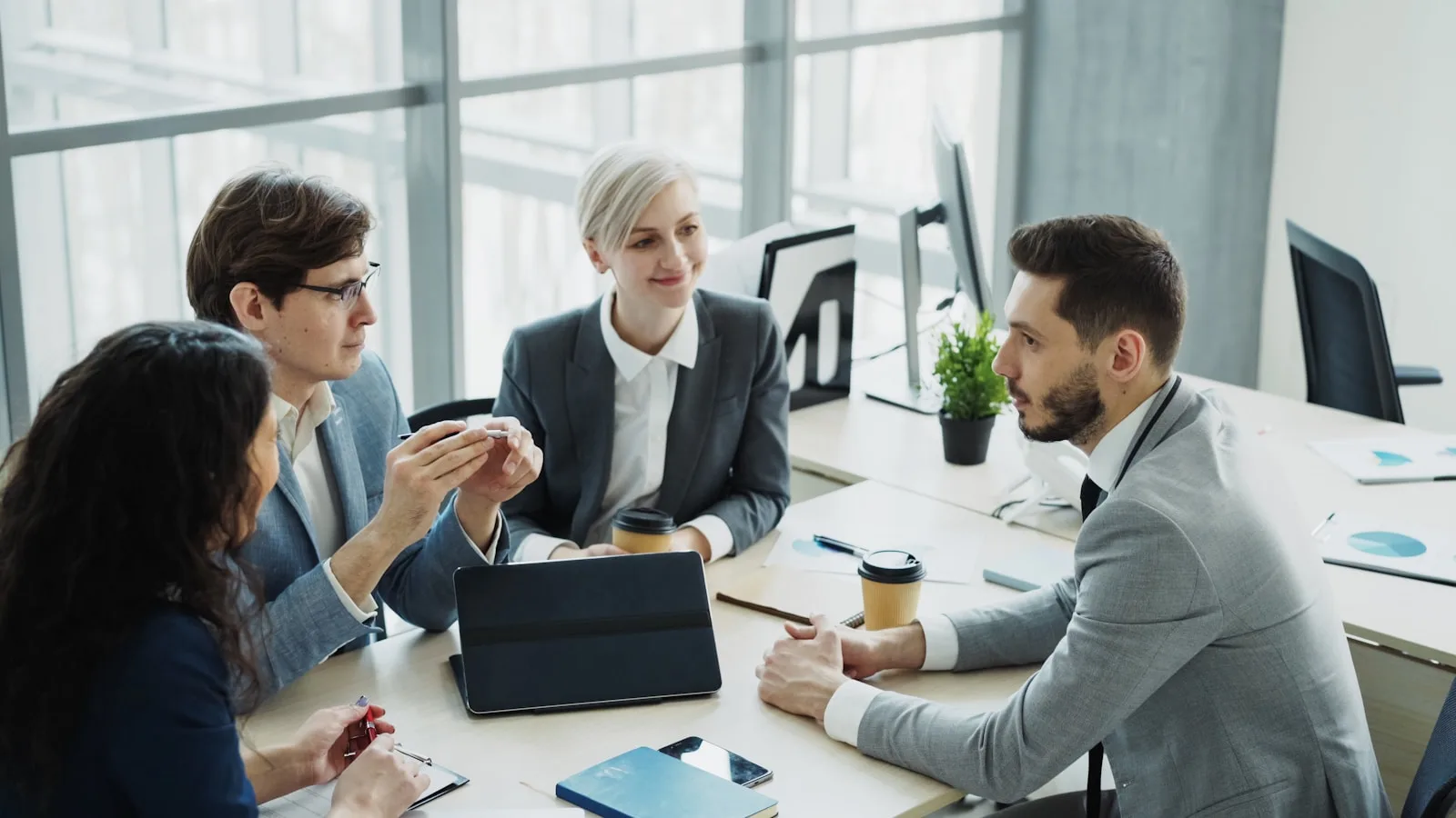 Equipo colaborando para conectar estrategia, experiencia y procesos de negocio